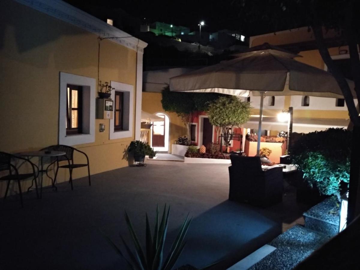 Pansion Zaharoula Hotell Fira  Exteriör bild