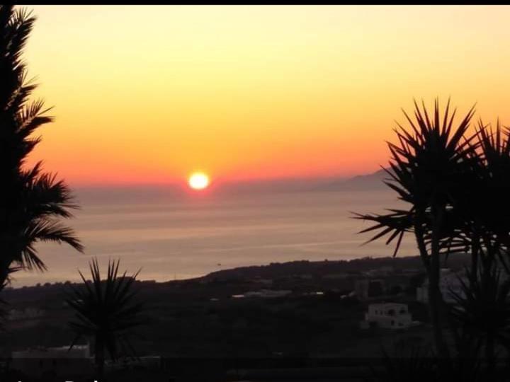 Pansion Zaharoula Hotell Fira  Exteriör bild