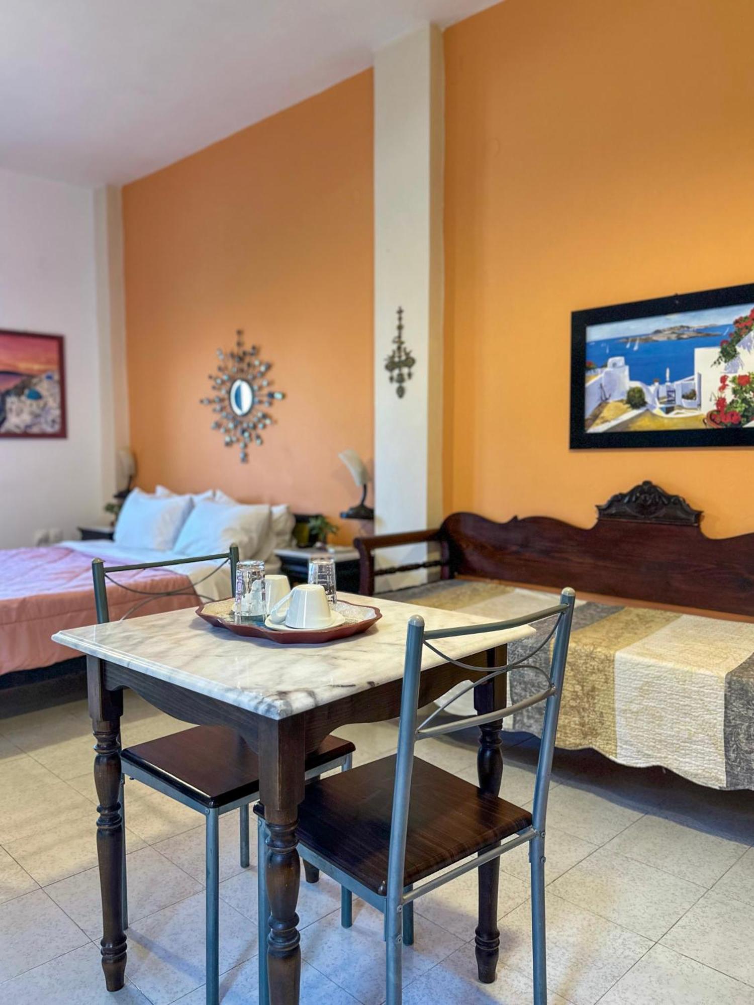 Pansion Zaharoula Hotell Fira  Exteriör bild