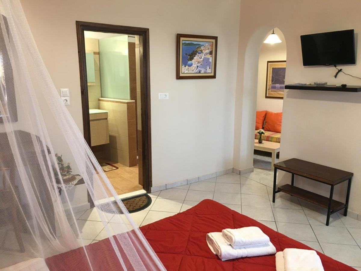Pansion Zaharoula Hotell Fira  Exteriör bild